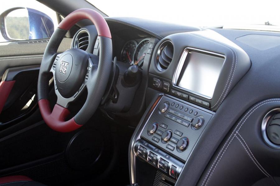  Nissan GT-R 2015 года  (фото 41 из 56)